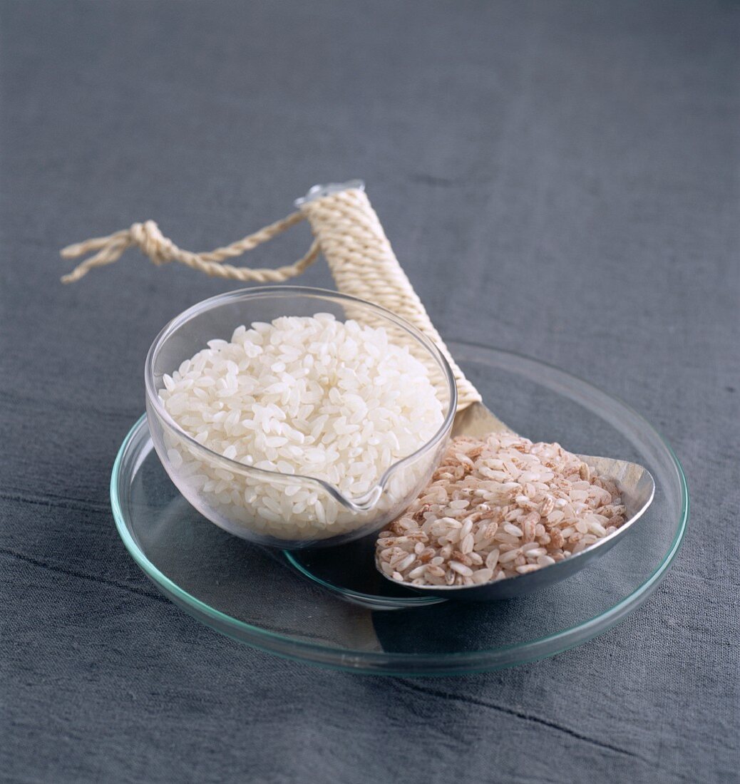 Langkornreis und roter Reis in Schale und Löffel