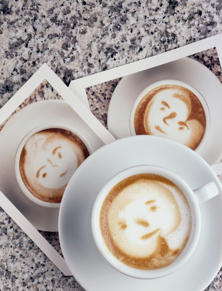 Drei Cappuccino mit Gesicht