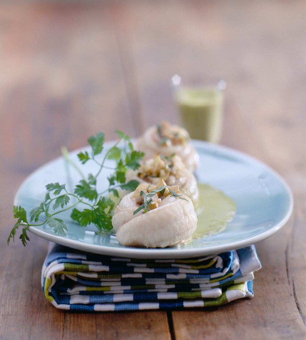 Seezungenröllchen mit sahnigem Salat