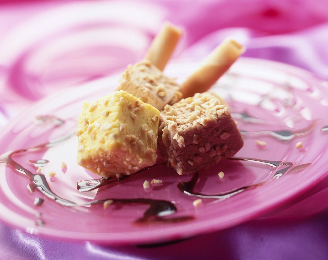 Vanille-Mandelkrokant-Eis in Würfeln