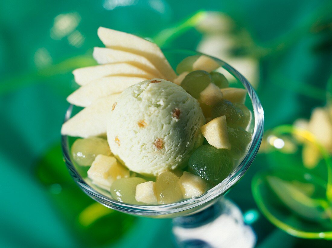 Fruchtsalat mit Apfelsorbet