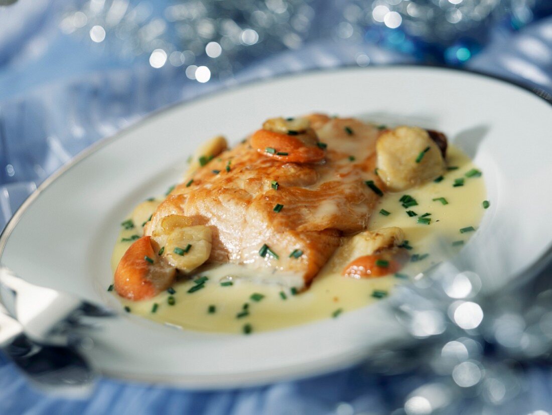 Gebratenes Lachsfilet mit flambierten Jakobsmuscheln und Cognacsauce