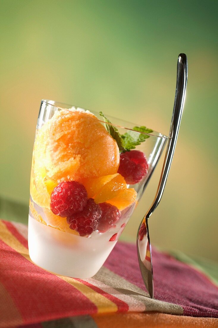 Mandarinensorbet mit Himbeeren und Zitronenmelisse