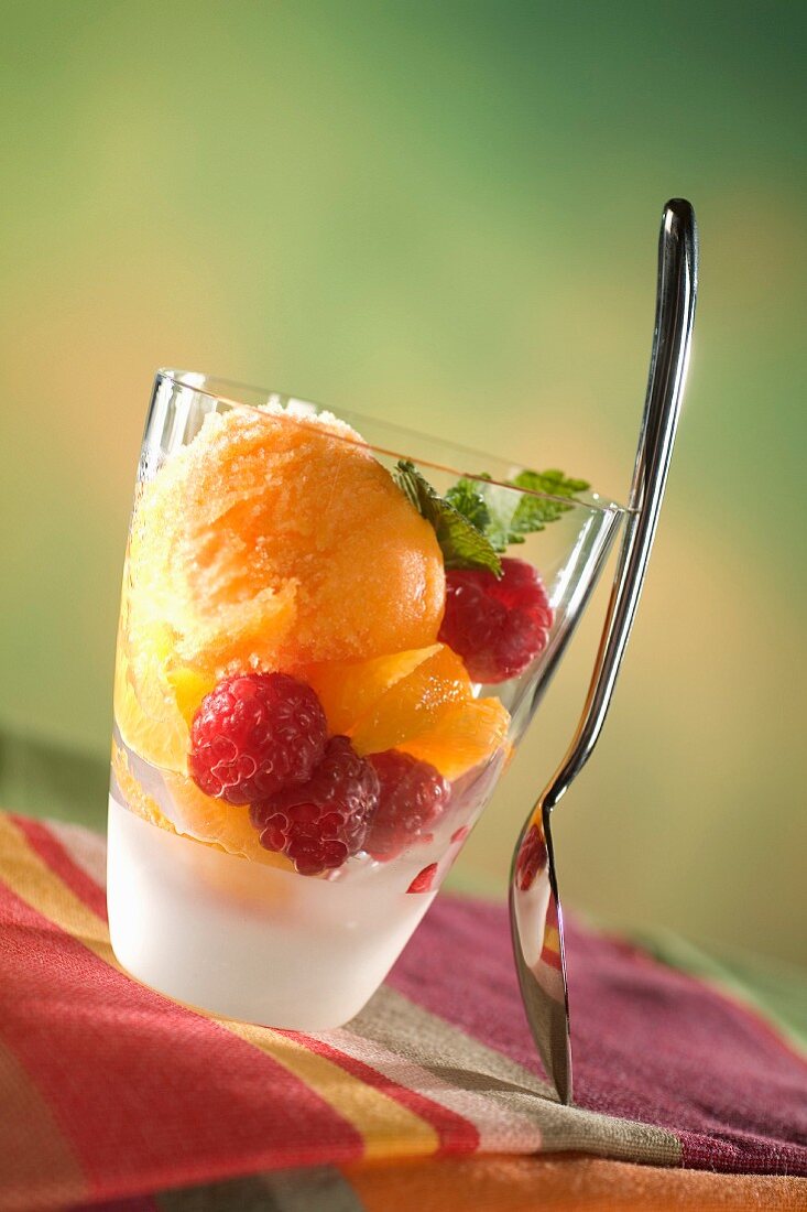 Mandarinensorbet mit Himbeeren und Zitronenmelisse