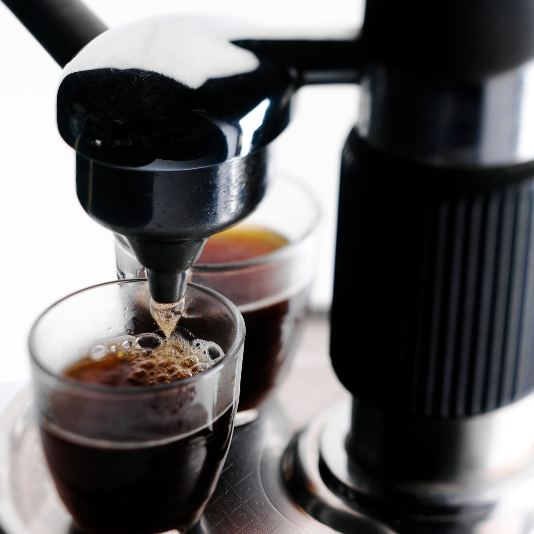 Espressomaschine mit zwei Tassen Espresso