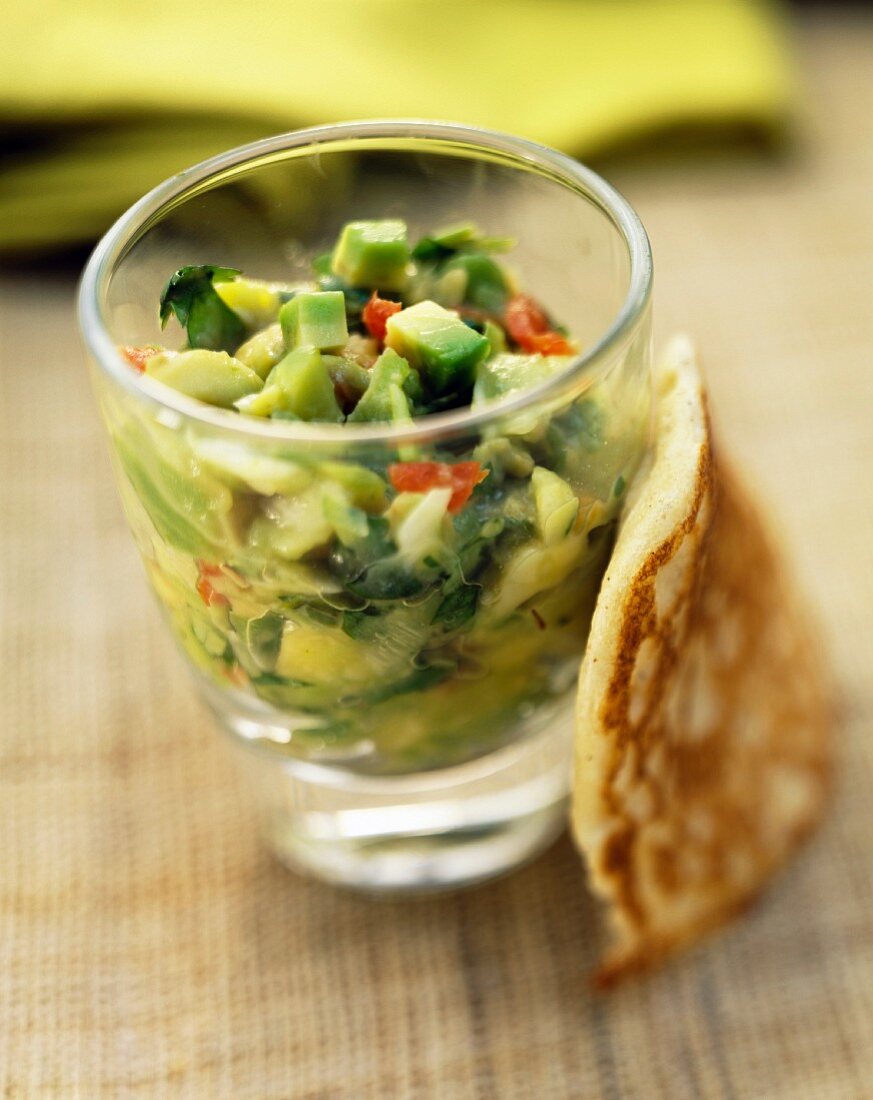 Blinis (Eierkuchen) mit Avocado-Krabben-Tatar