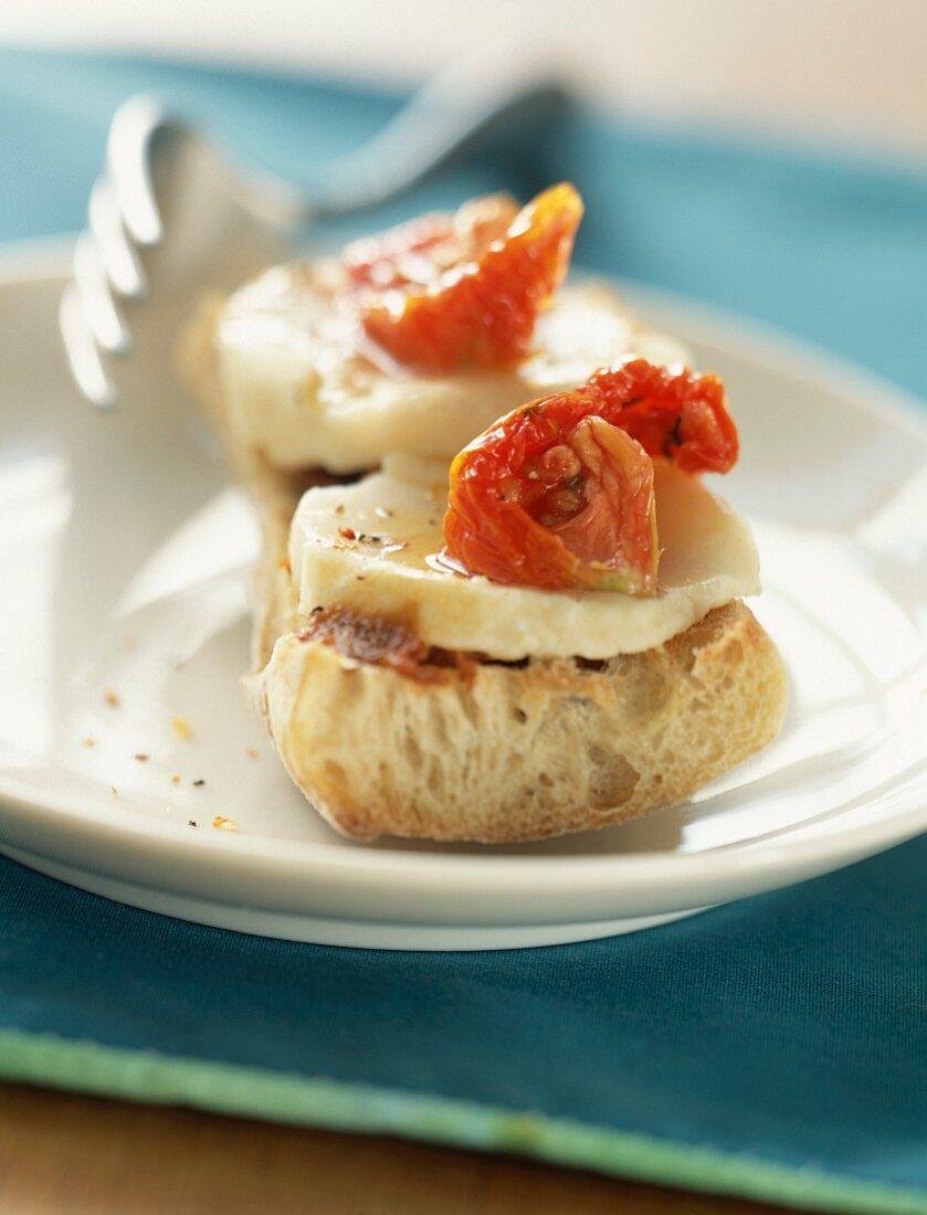 Cabécou-Ziegenkäse mit getrockneten Tomaten auf Weißbrot