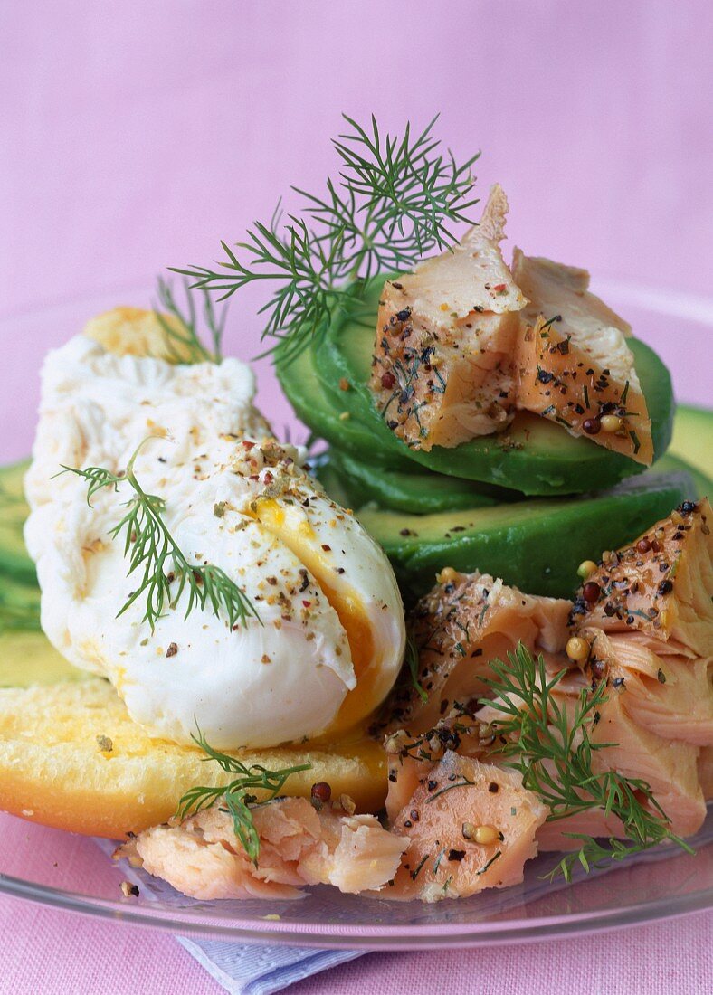 Avocado mit gebratenem Lachs und wachsweichem Ei