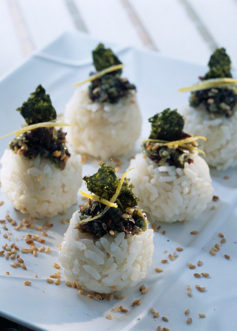 Rice sushis with seaweed tartare