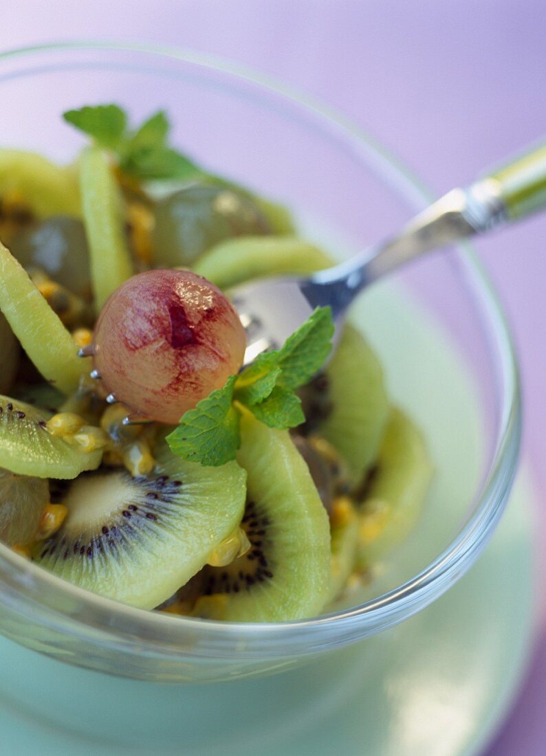 Fruchtsalat mit Kiwi und Passionsfrucht