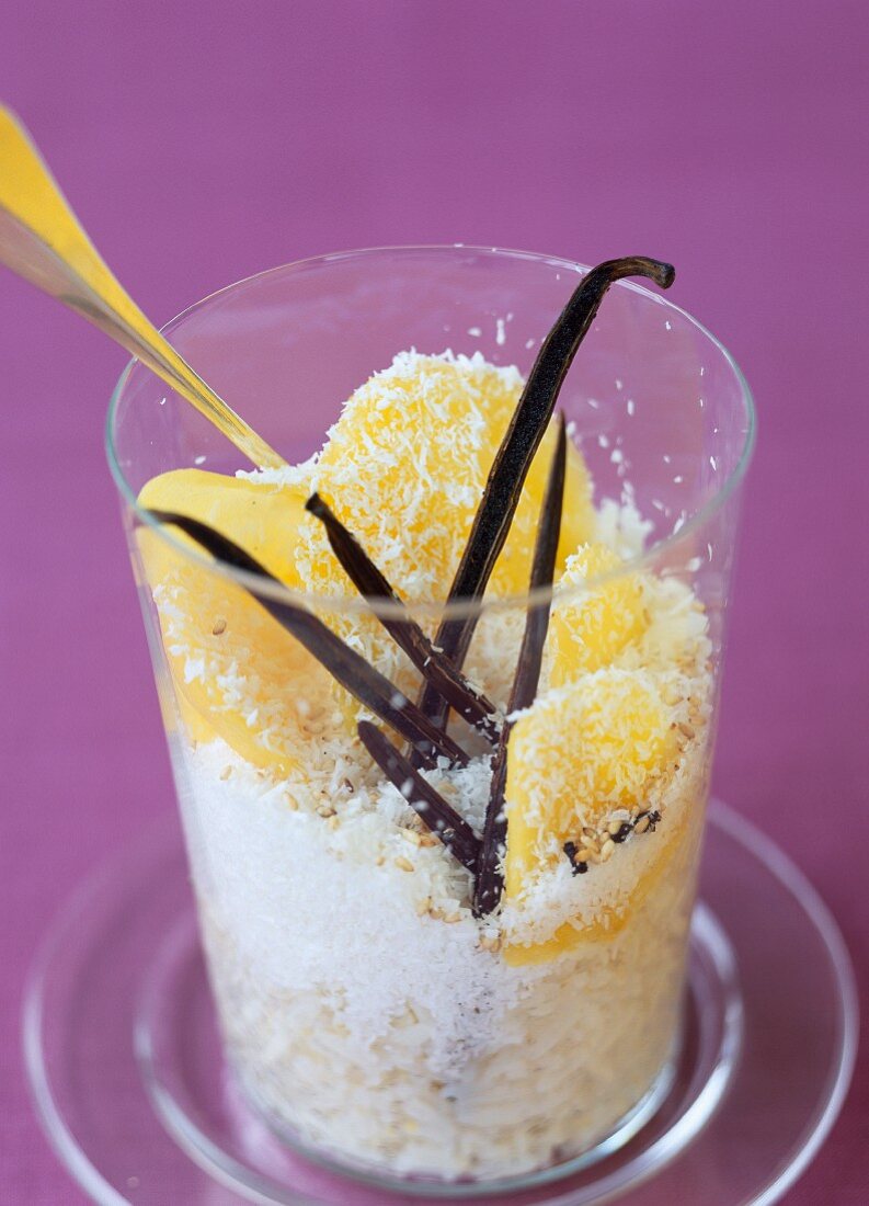 Vanille-Reispudding mit Mango und Kokosnuss