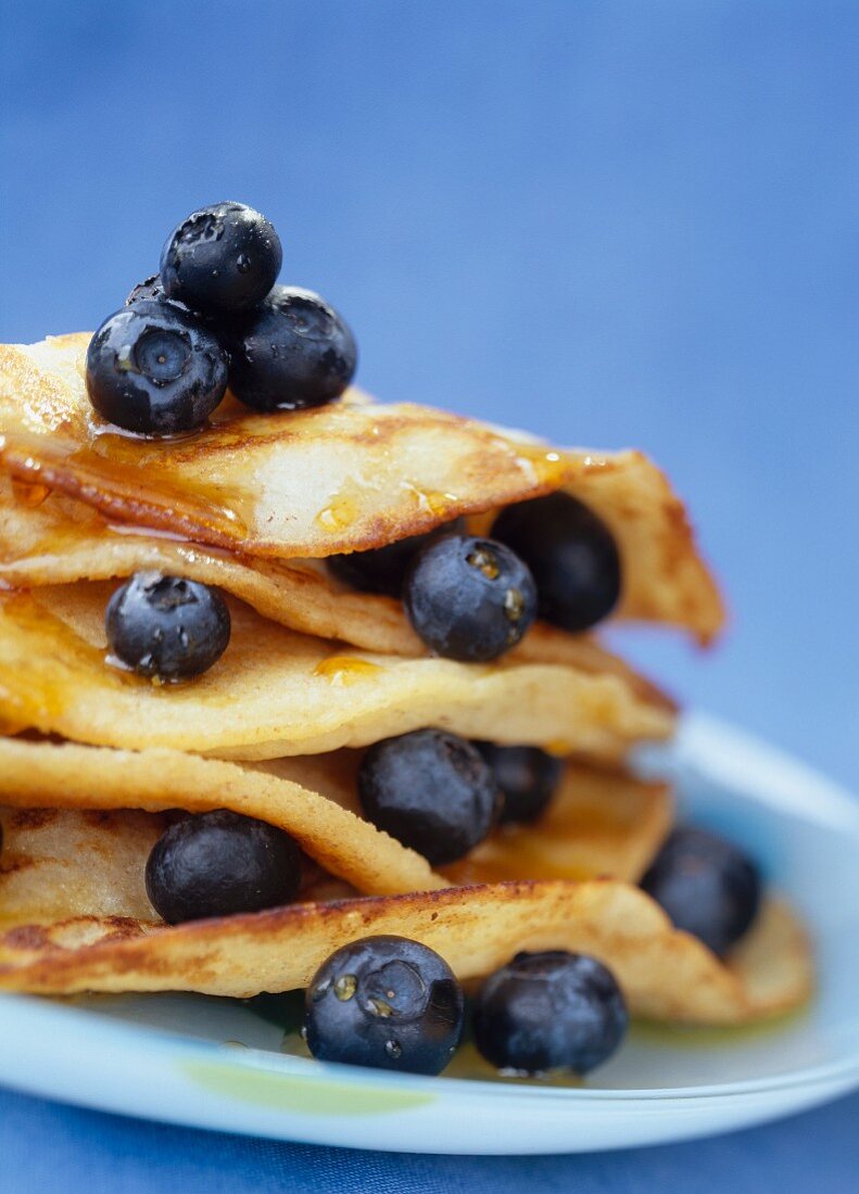 Pancake mit Ahornsirup und Heidelbeeren