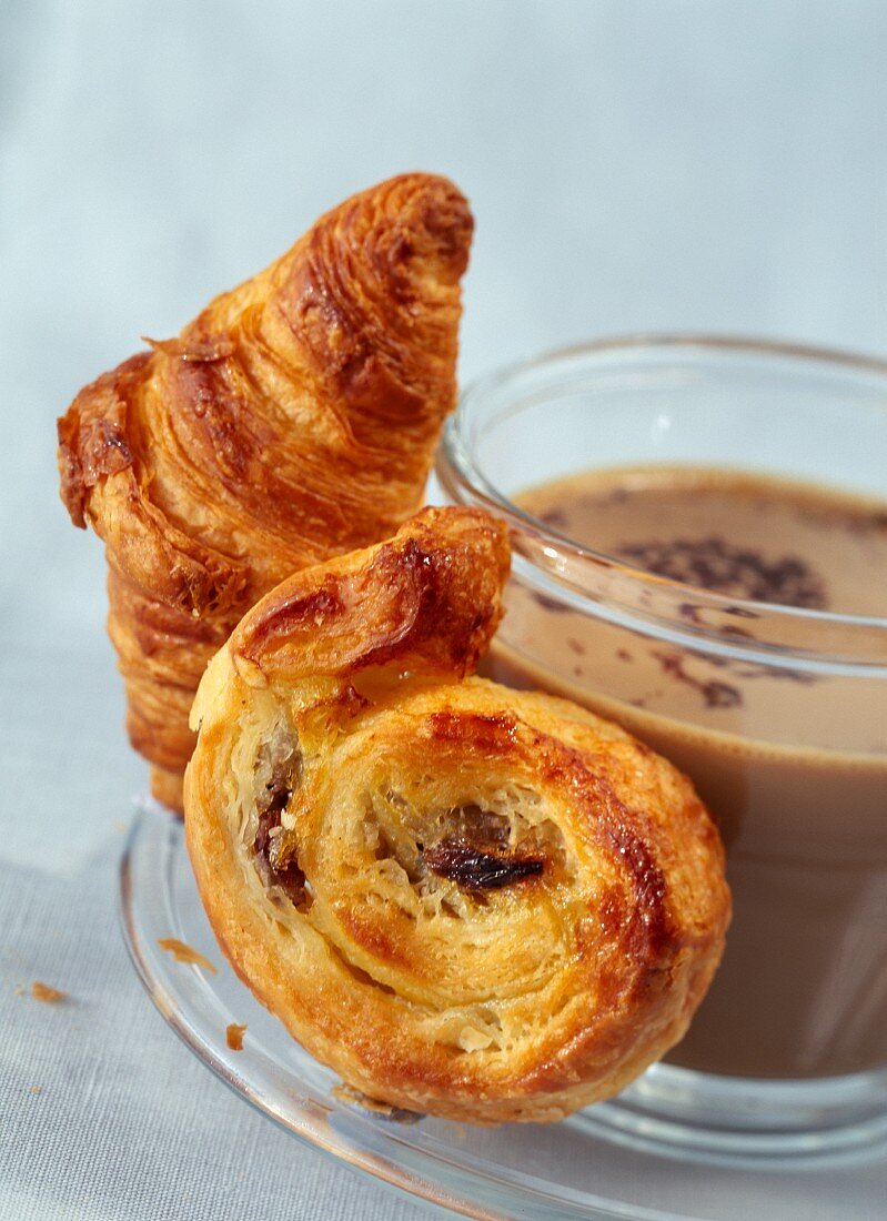 Coffee with milk and viennoiseries