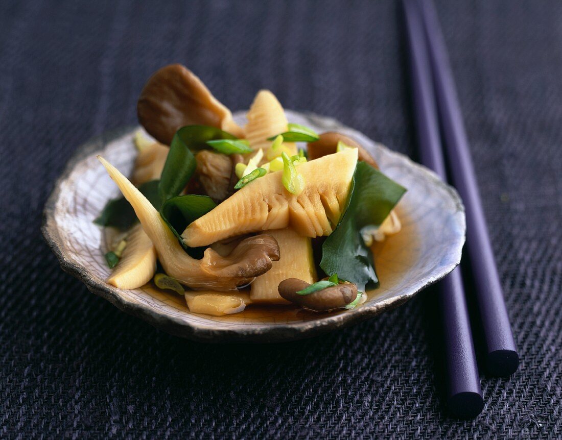 Steamed bamboo shoots with seaweed and pleurotus mushrooms