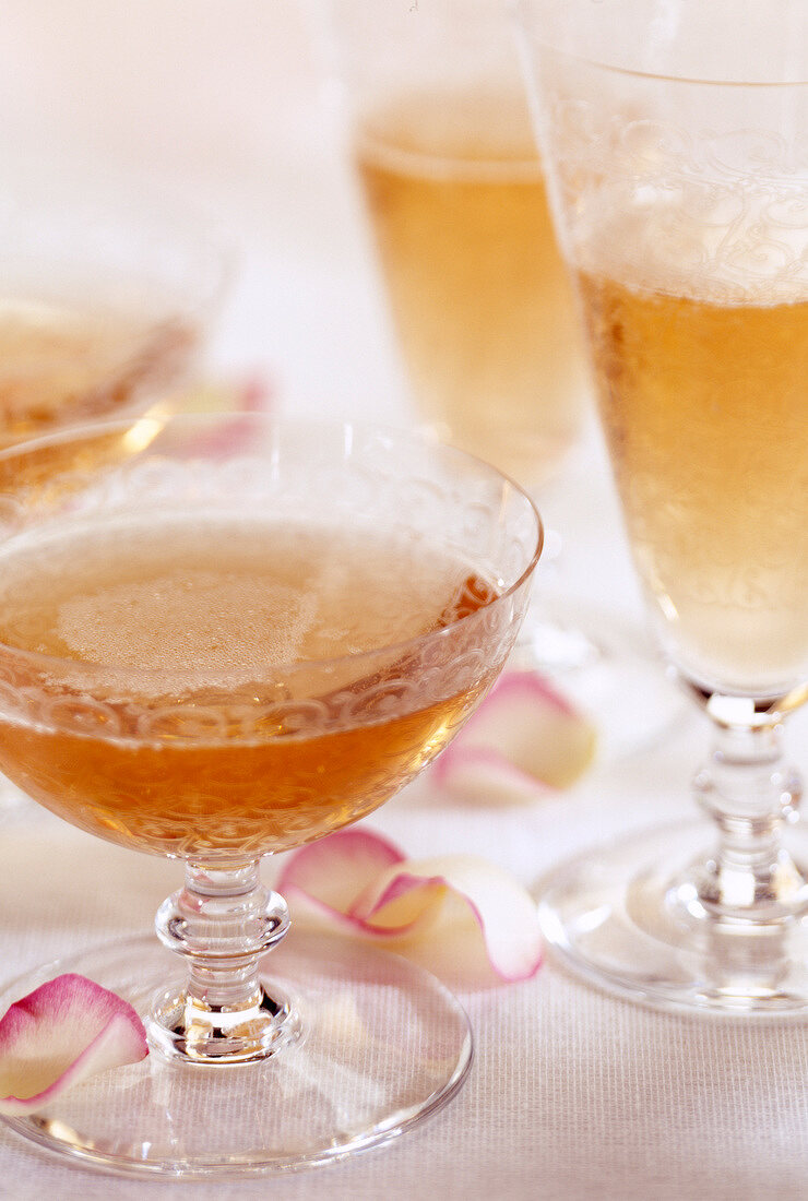 Gläser mit Rosé-Champagner