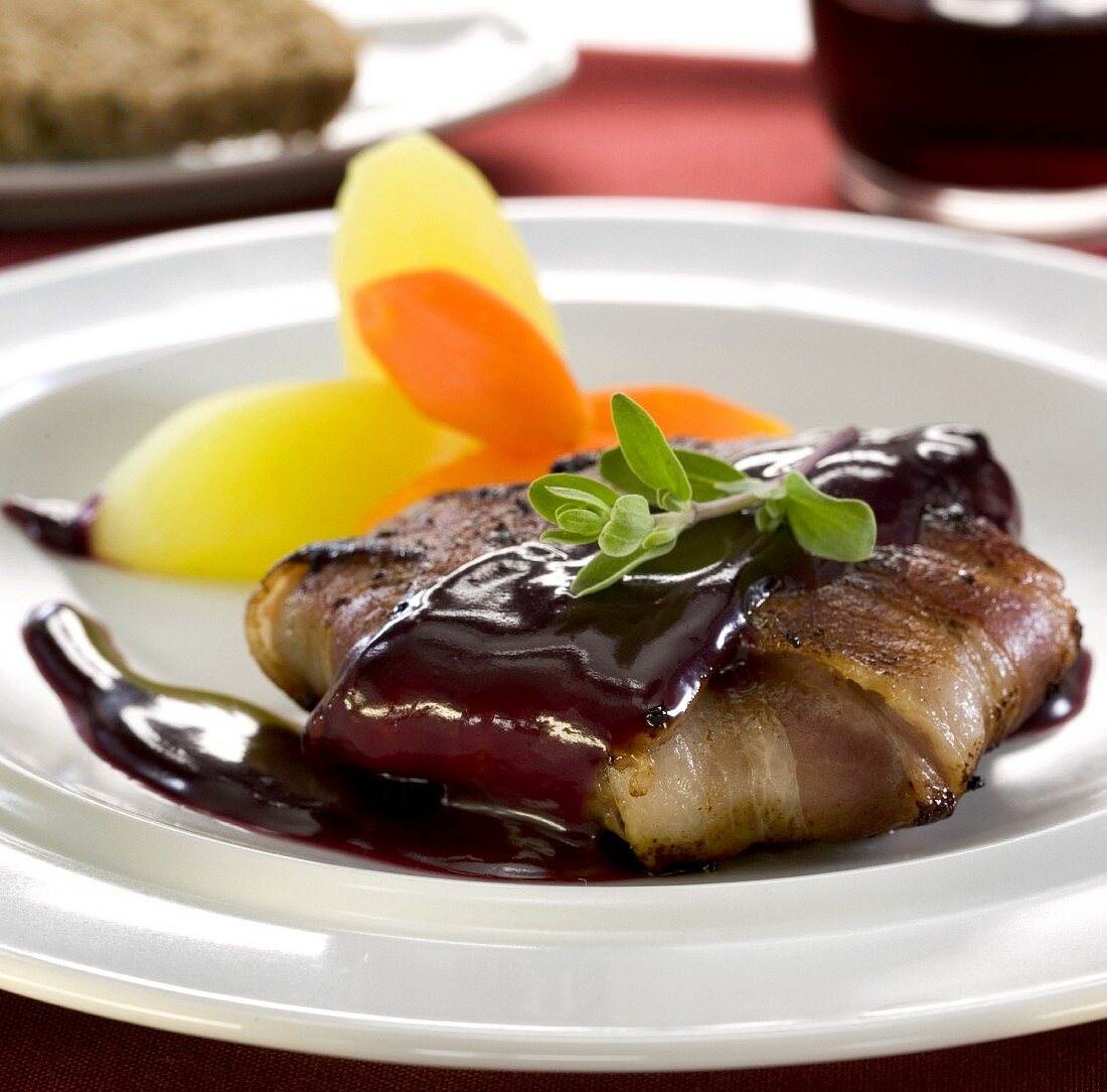 panquet of bacon with red wine sauce