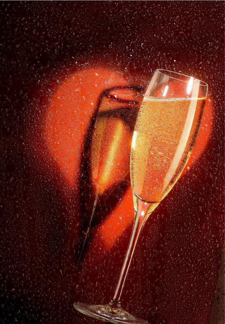 Champagnerglas vor rotem Herz