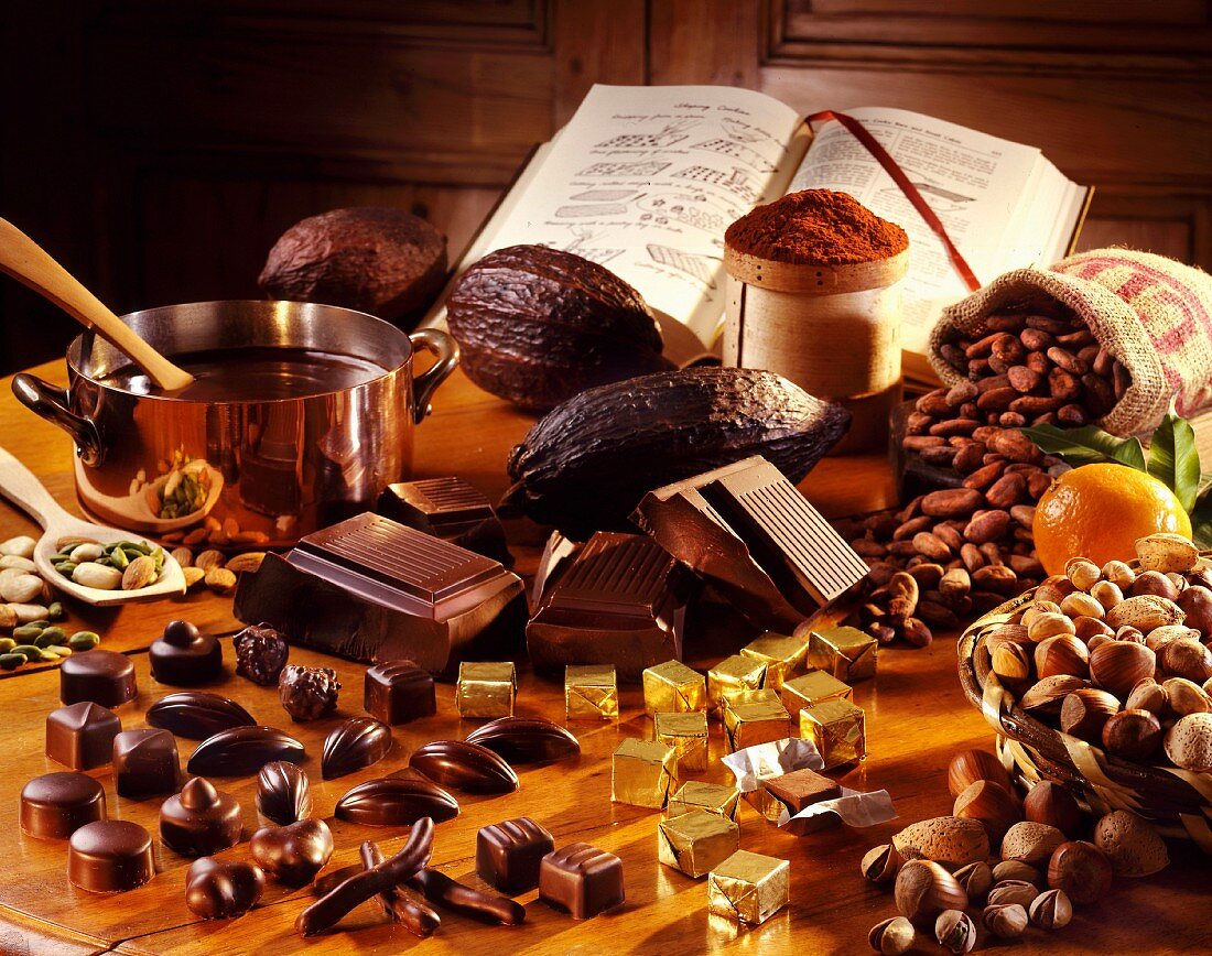 Verschiedene Schokoladensorten, Pralinen und Kakao