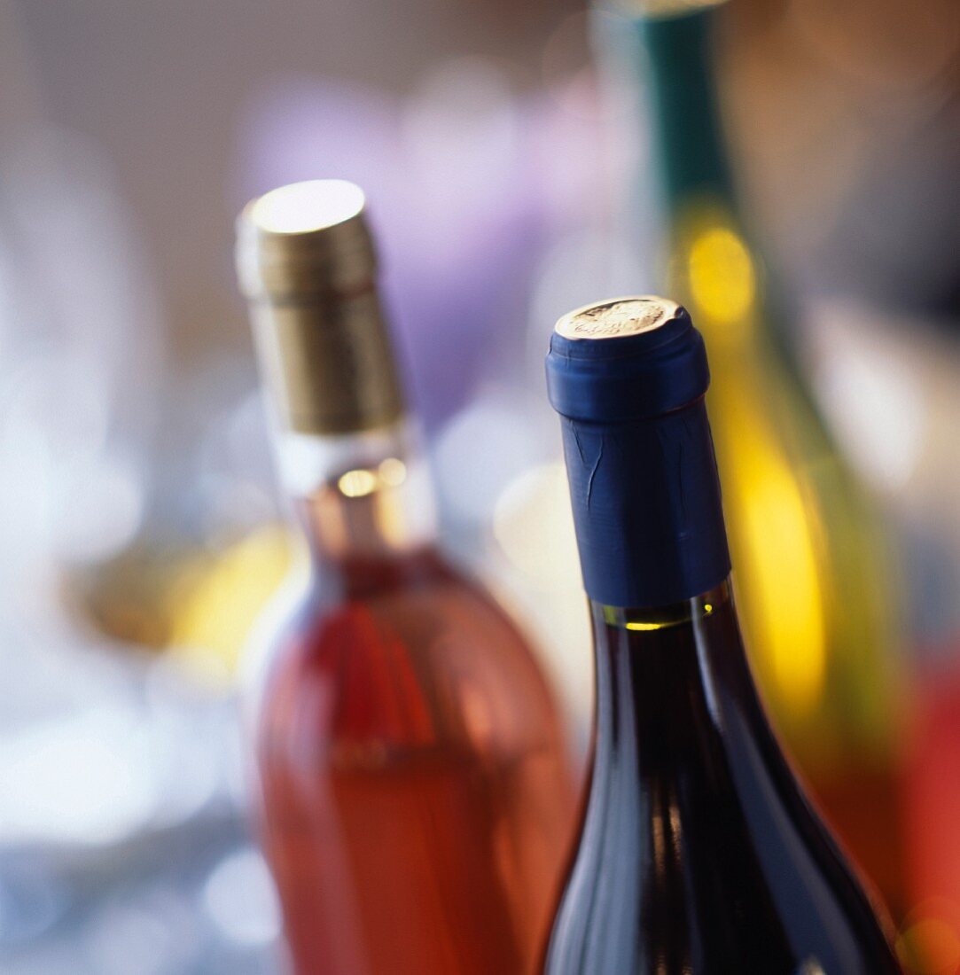 Ungeöffnete Weiß-, Rot- und Roséweinflasche