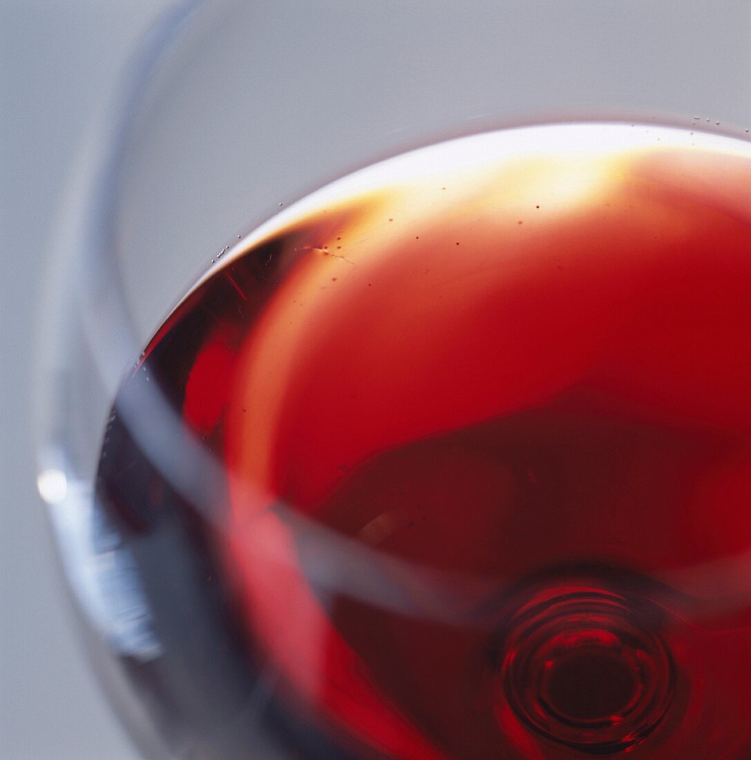 Glas mit Rotwein in Nahaufnahme (Ausschnitt)