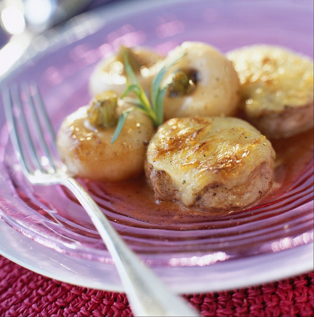 Gratinierte Schweinefilets mit glasierten Steckrüben