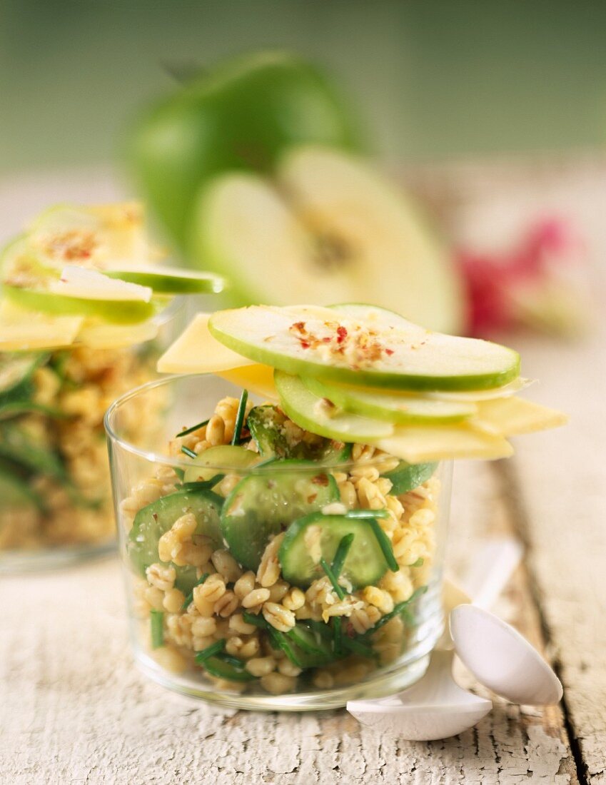 Wheat salad with cucumber and apple