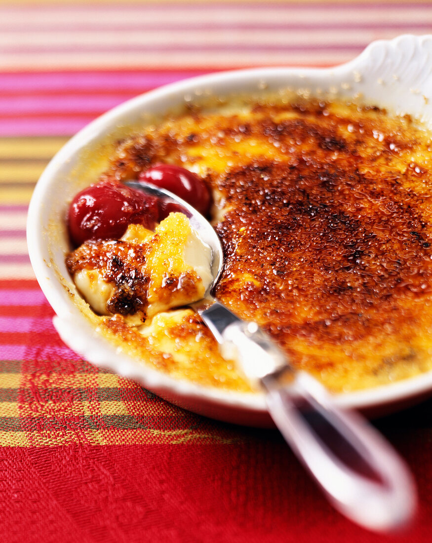 Crème Brûlée mit Sauerkirschen