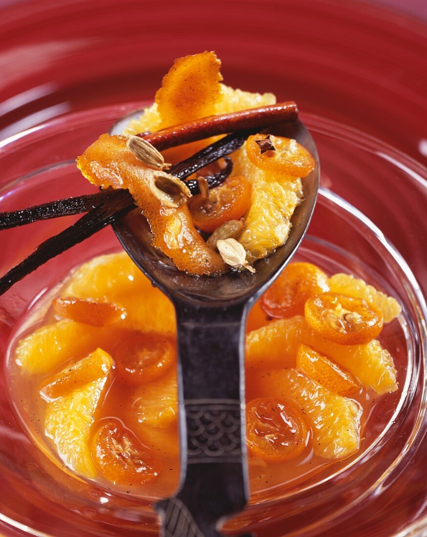 Orangensalat mit Kumquats und Gewürzen