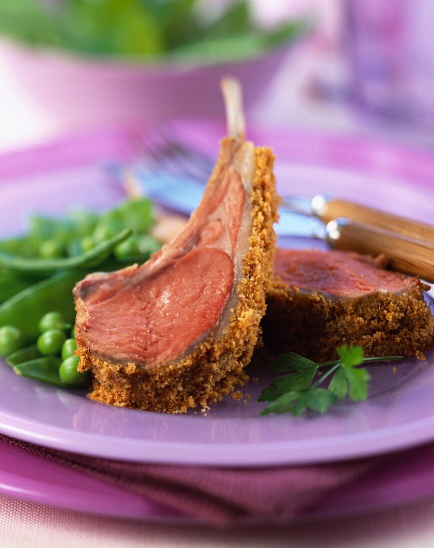 Lammkarree mit Brotkruste und Hülsenfrüchten