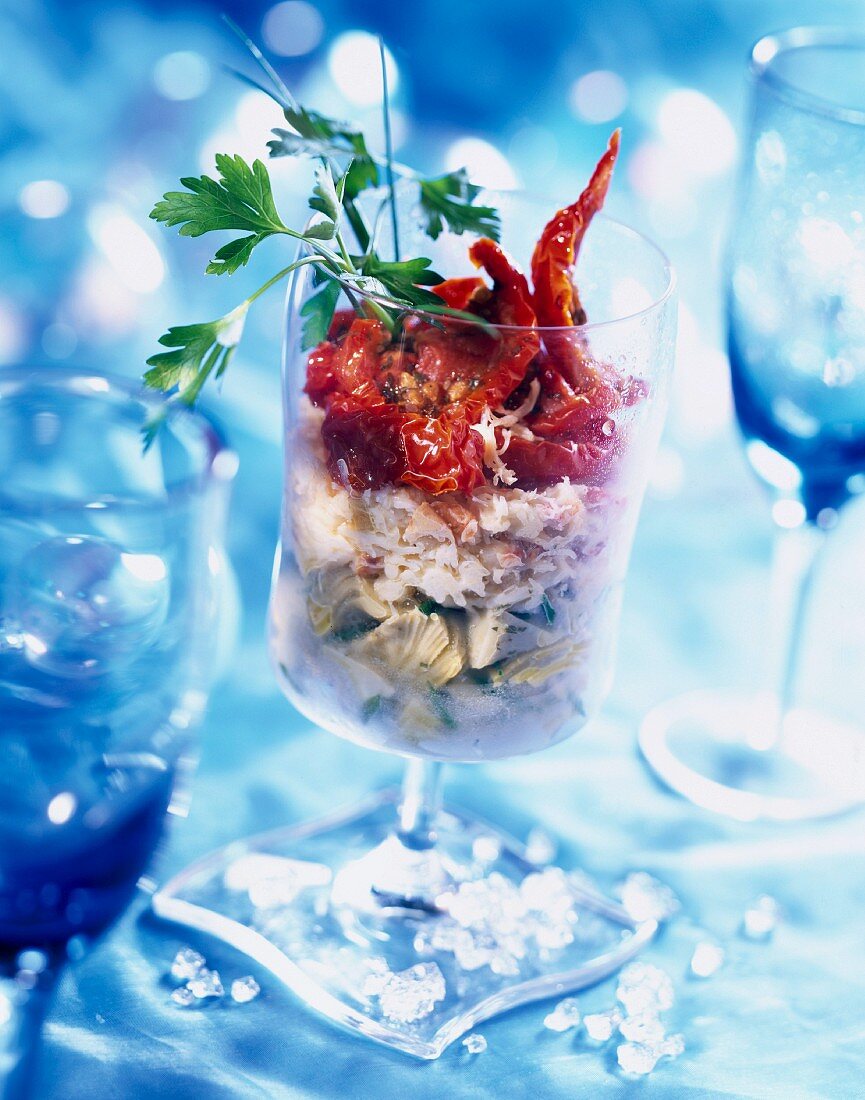 Marinierte Artischocken mit Krabbenfleisch und getrockneten Tomaten im Glas