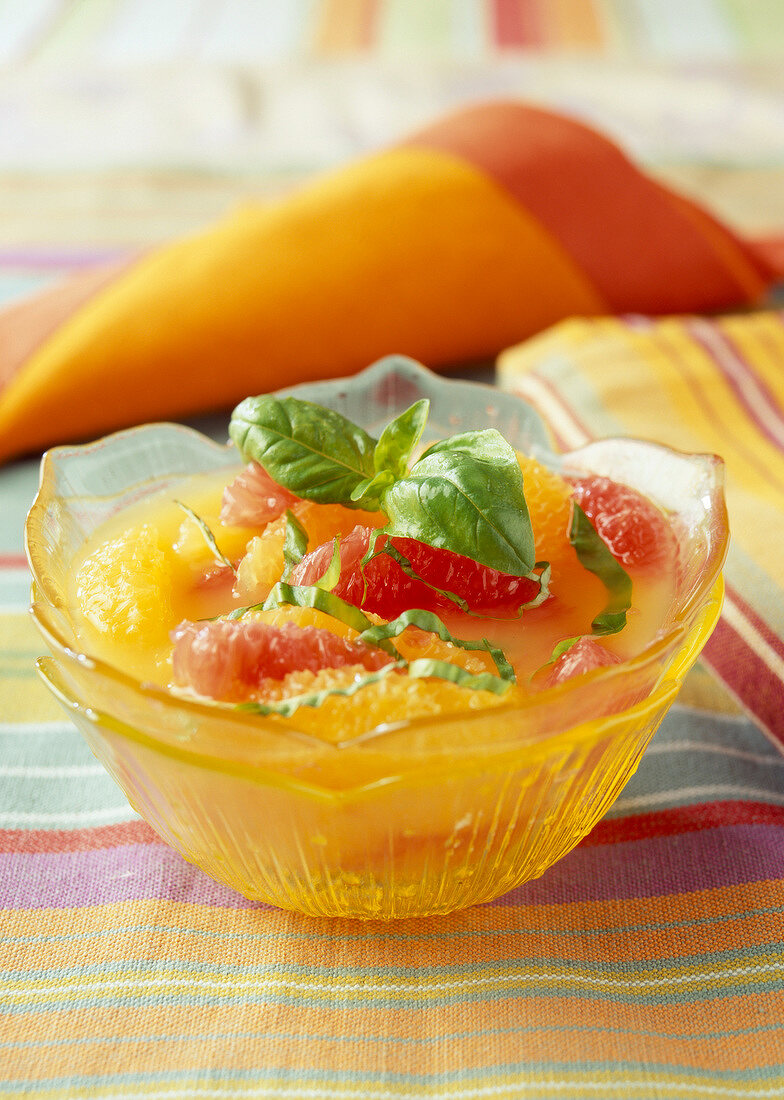 Zitrusfruchtsalat mit Orangensaft und Basilikum