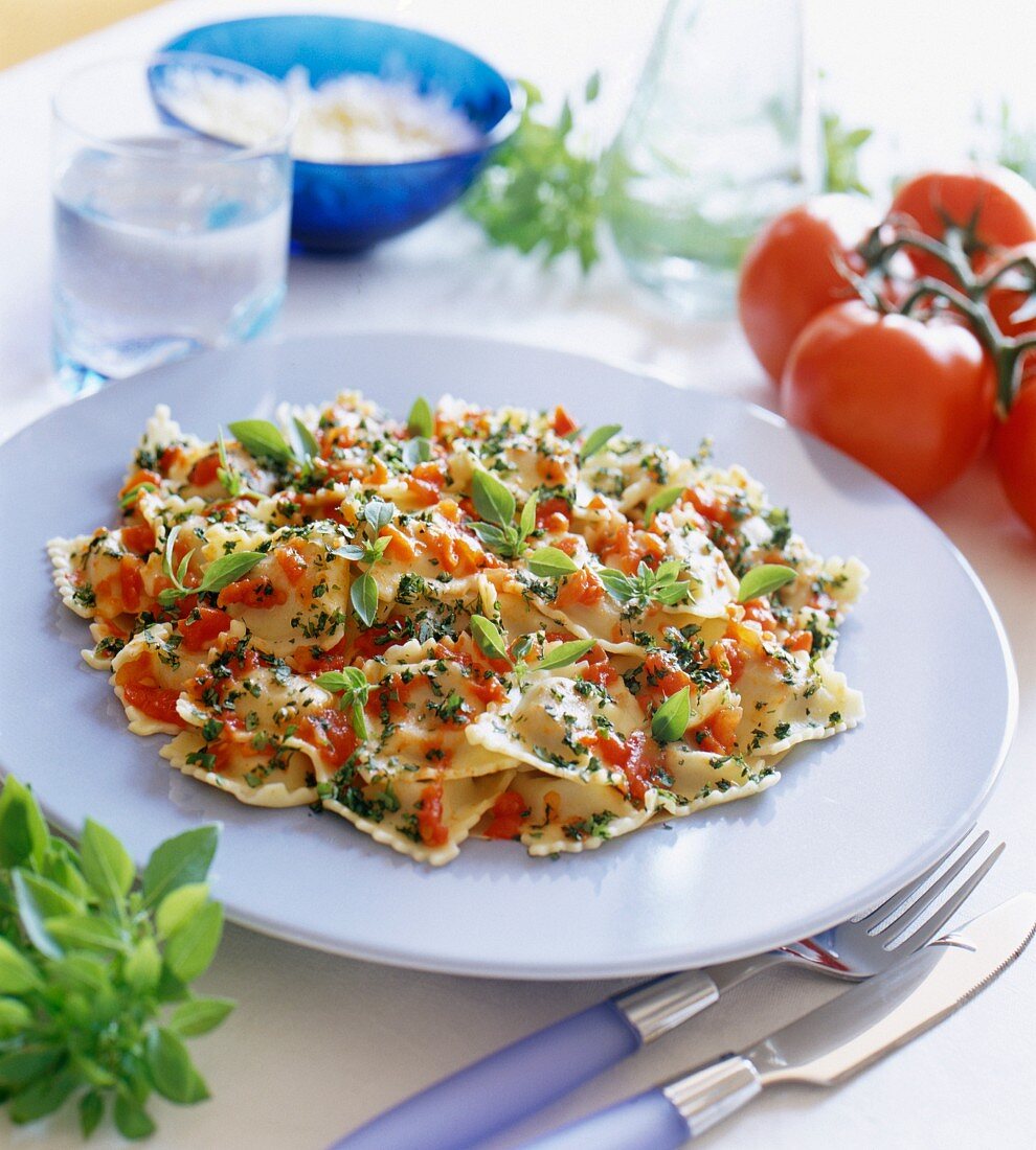 Ravioli mit Tomatensauce und Kräutern