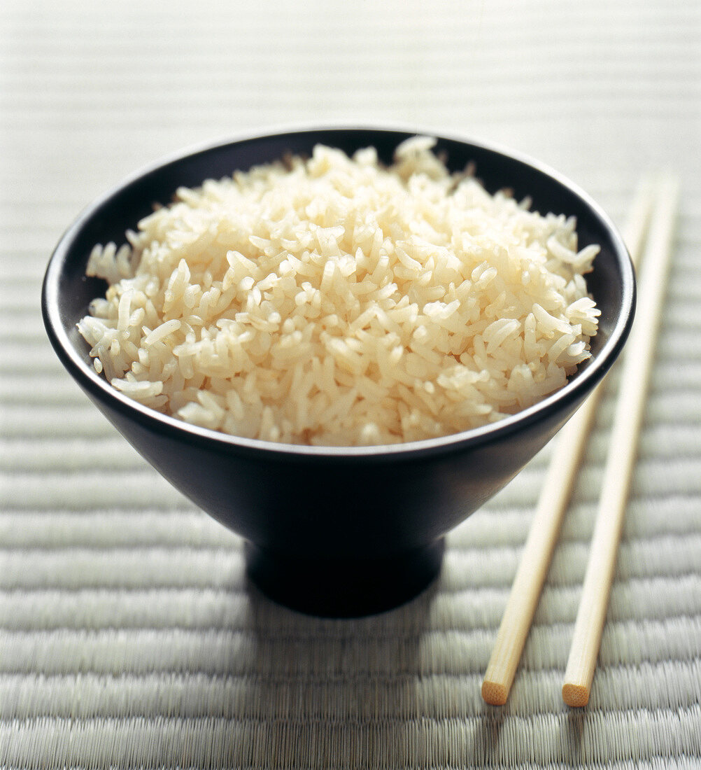 Japanischer Reis in Schale mit Stäbchen