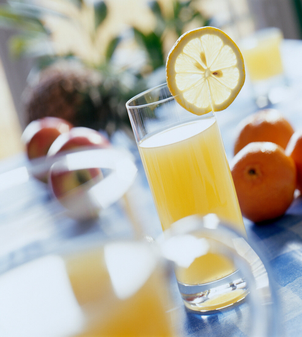 Ein Glas Orangensaft auf dem Tisch