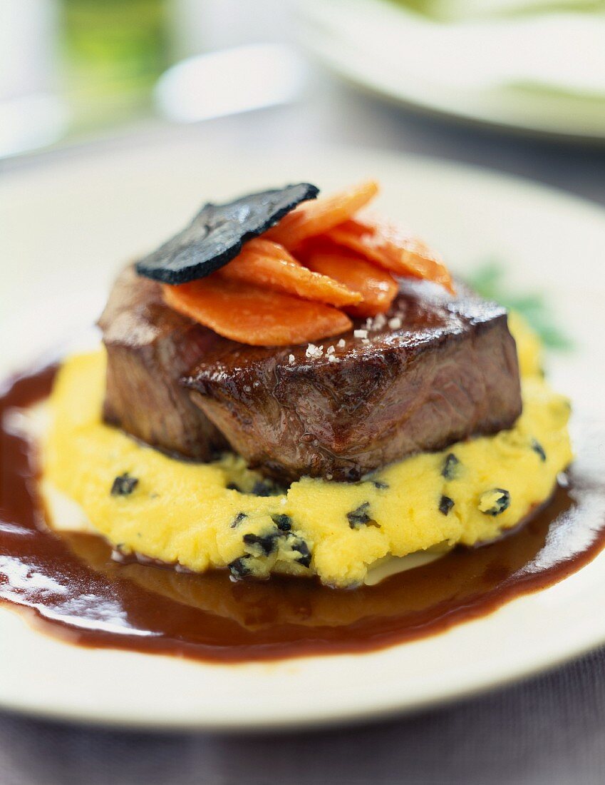 Straussensteak auf Kartoffelstampf mit schwarzem Trüffel