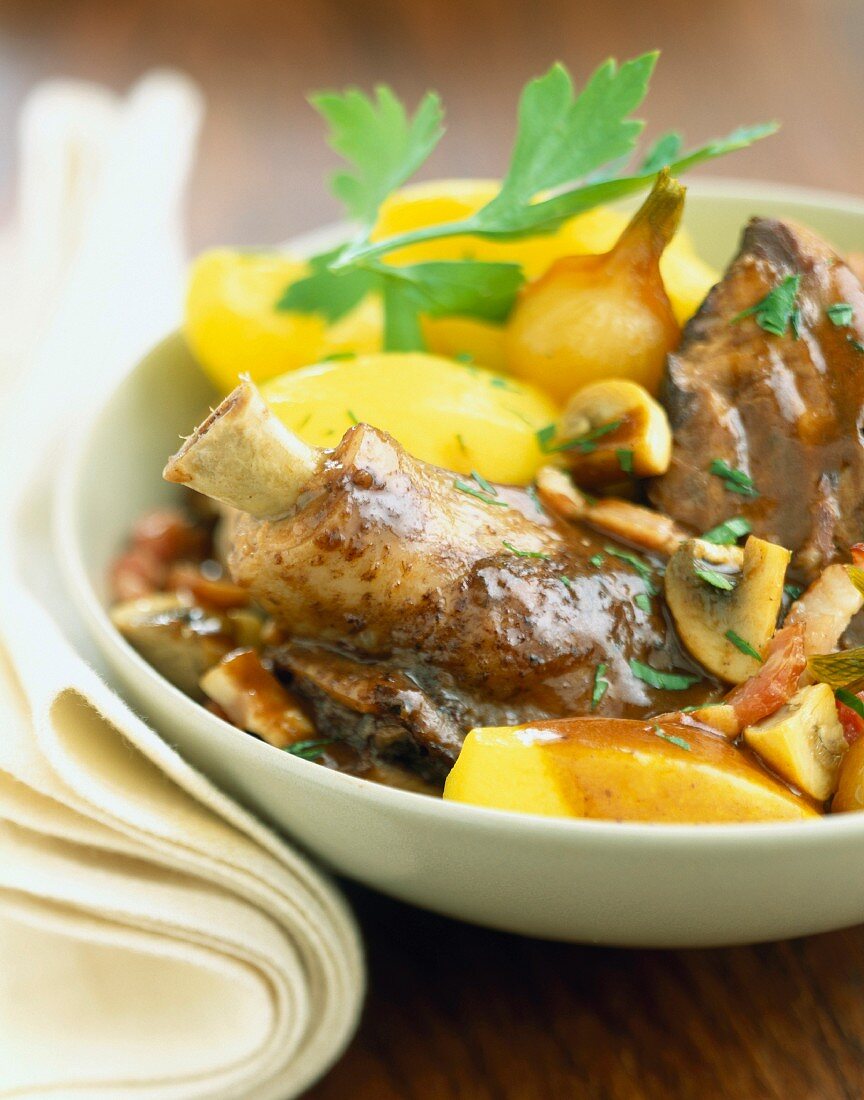 Coq au vin (In Rotwein geschmortes Hähnchen, Frankreich)