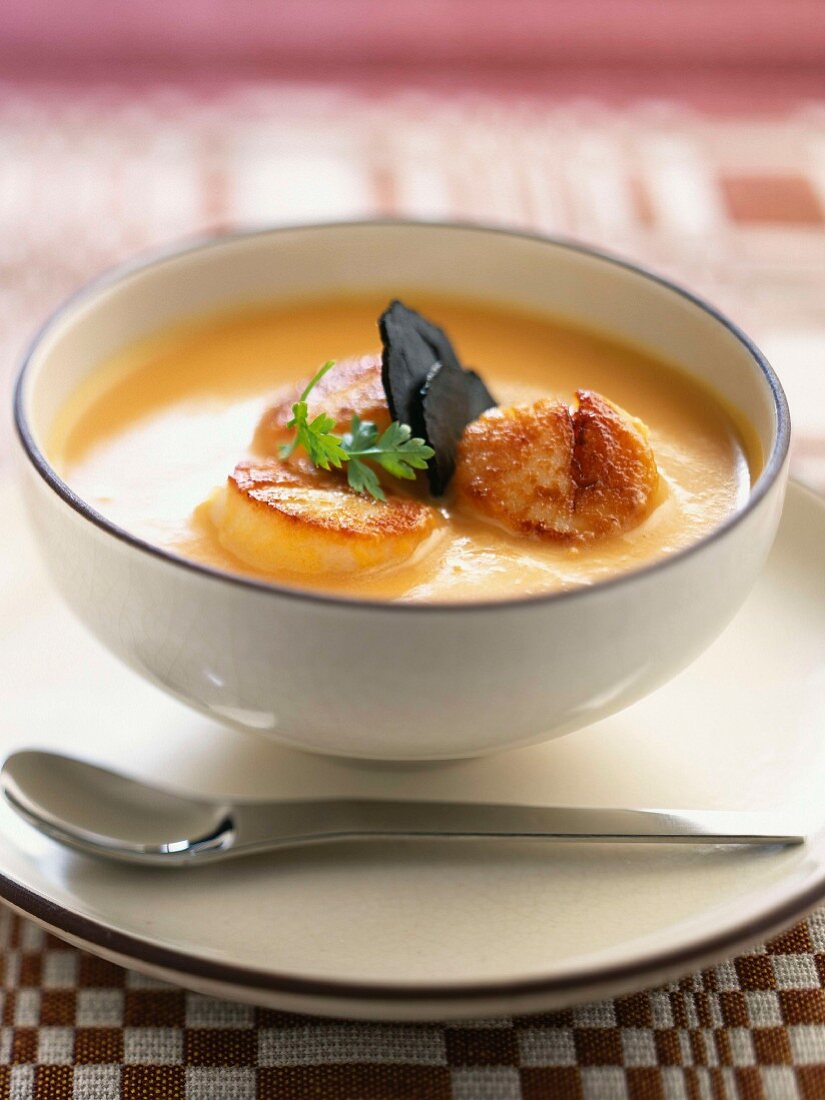 Scallop soup with pan-fried scallops with truffles