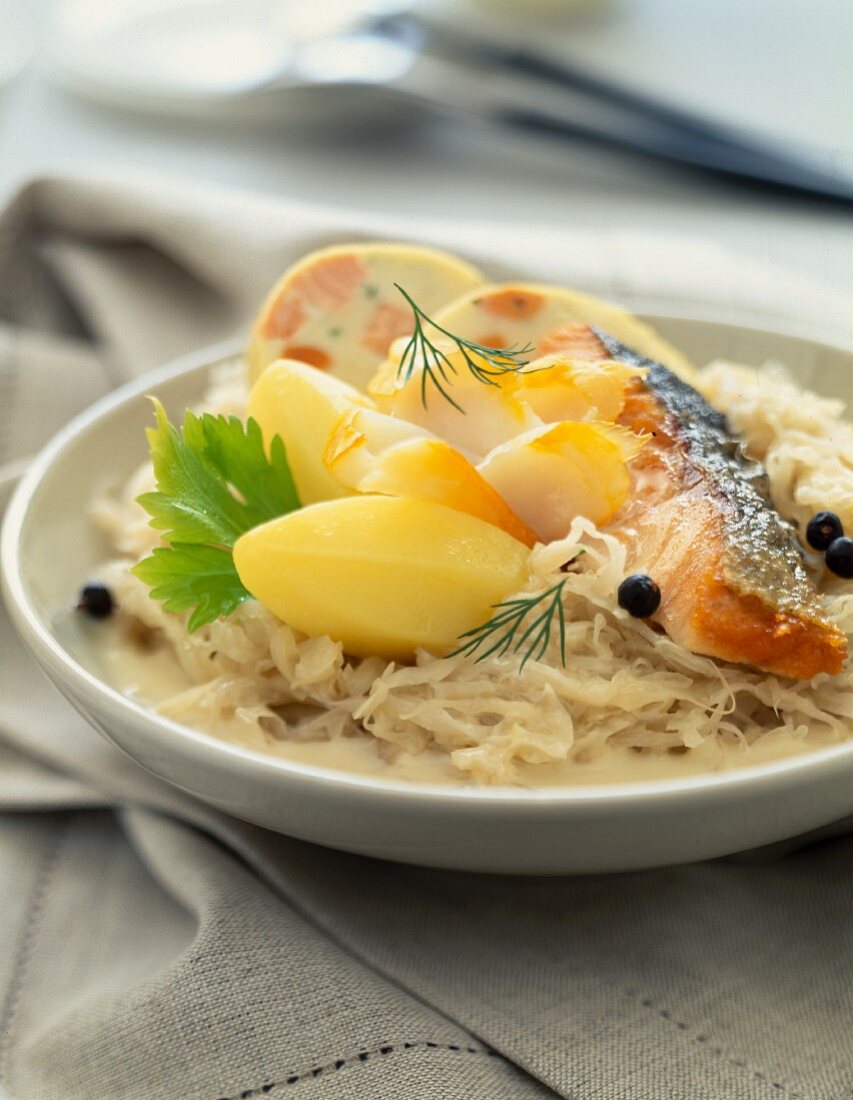Sauerkraut mit Fisch und Meeresfrüchten