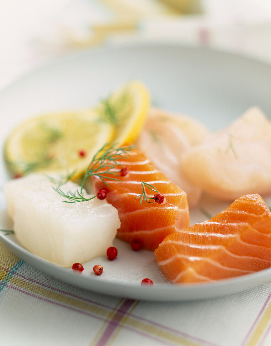 Verschiedene Fischwürfel mit Würzzutaten