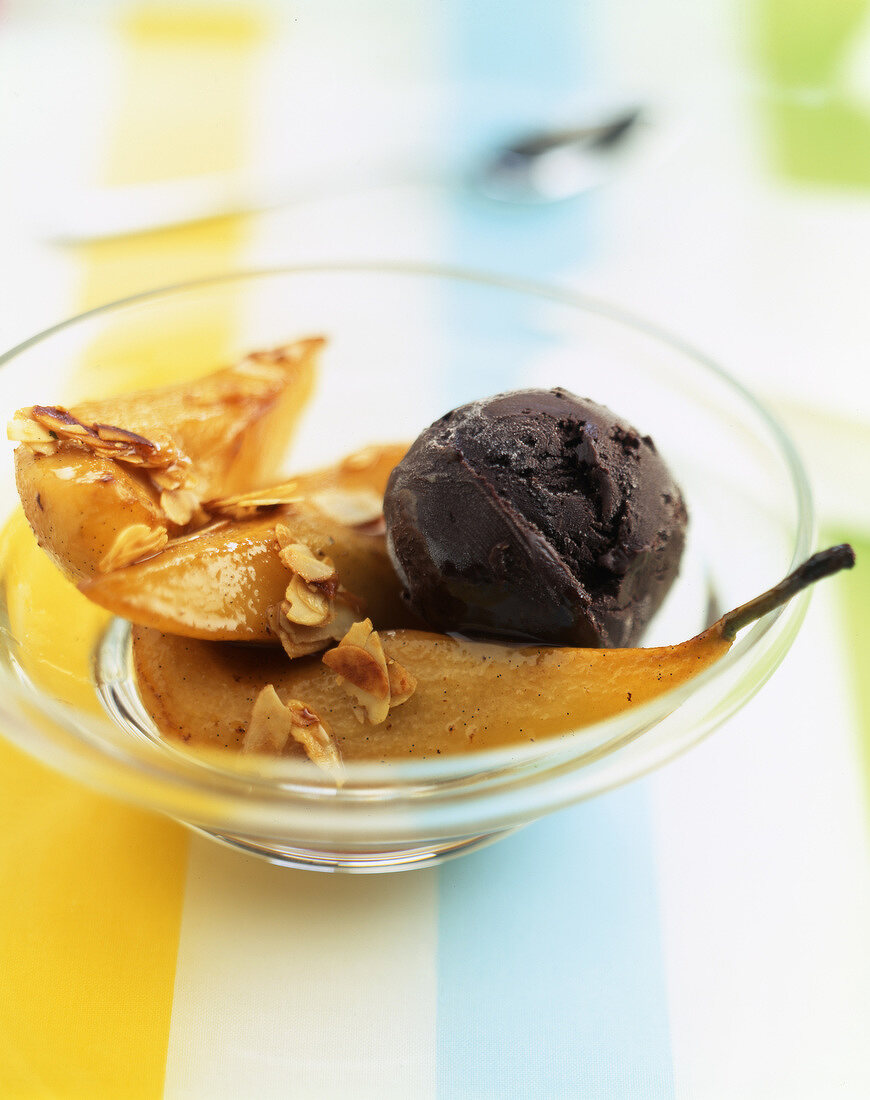Pears caramelized with almonds and chocolate ice cream