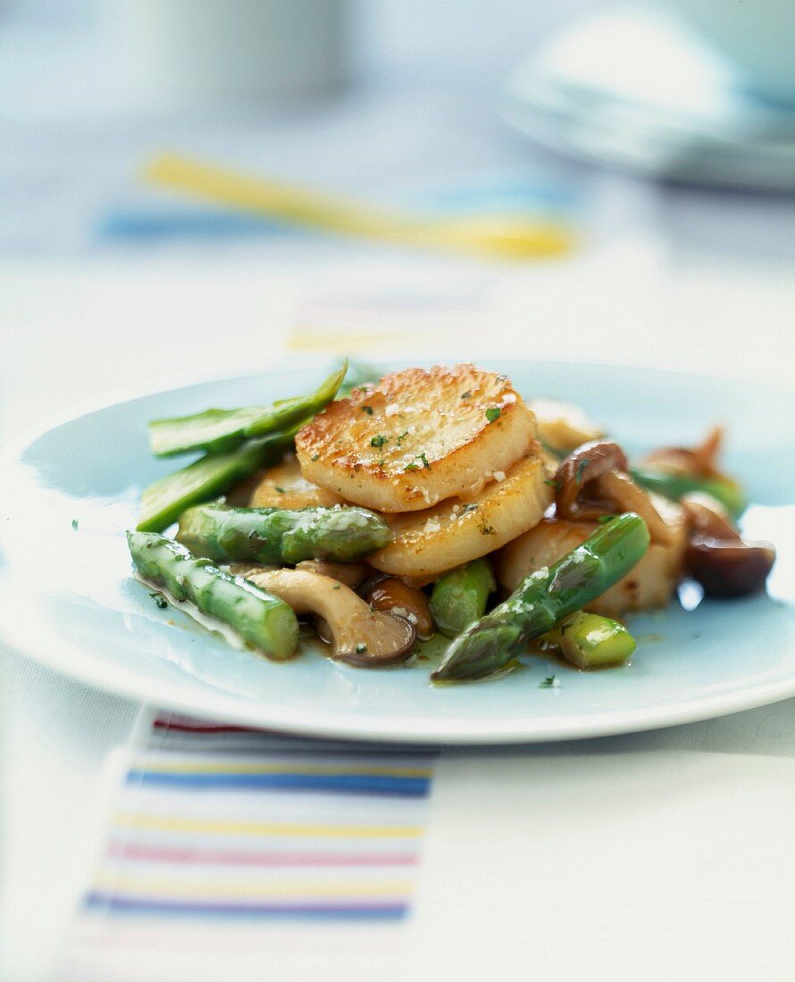 Pan-fried scallops with asparagus and mushrooms