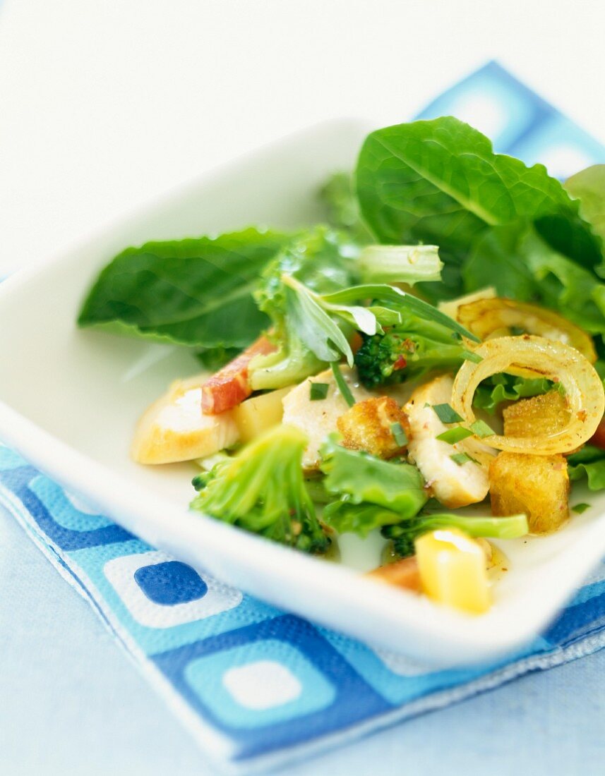 Salat mit Hähnchen, Brokkoli, Gruyère und Speckwürfeln