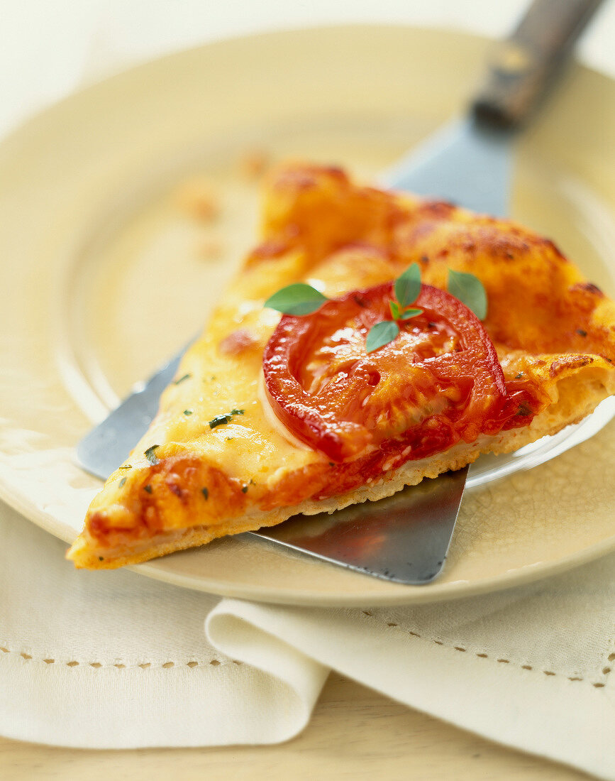 Pizza mit frischen Tomaten, Mozzarella und Basilikum