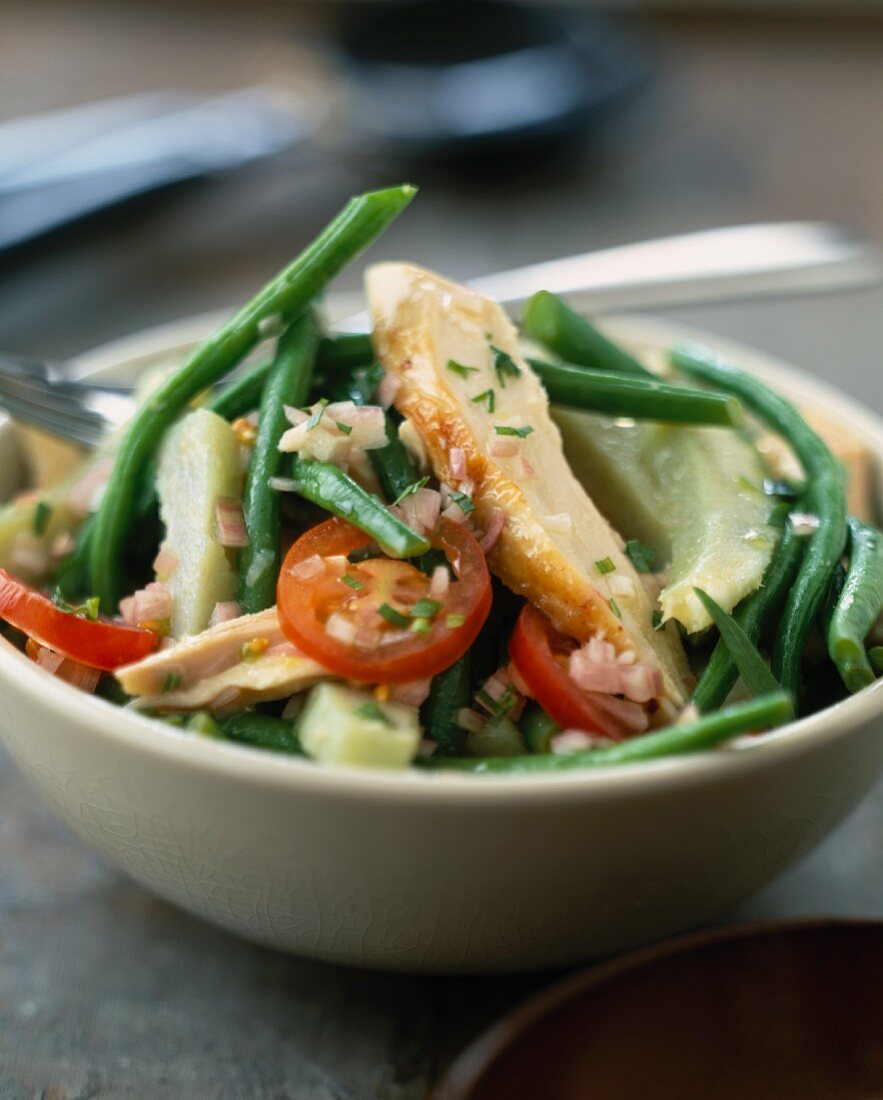 Salat mit grünem Gemüse und Hähnchen