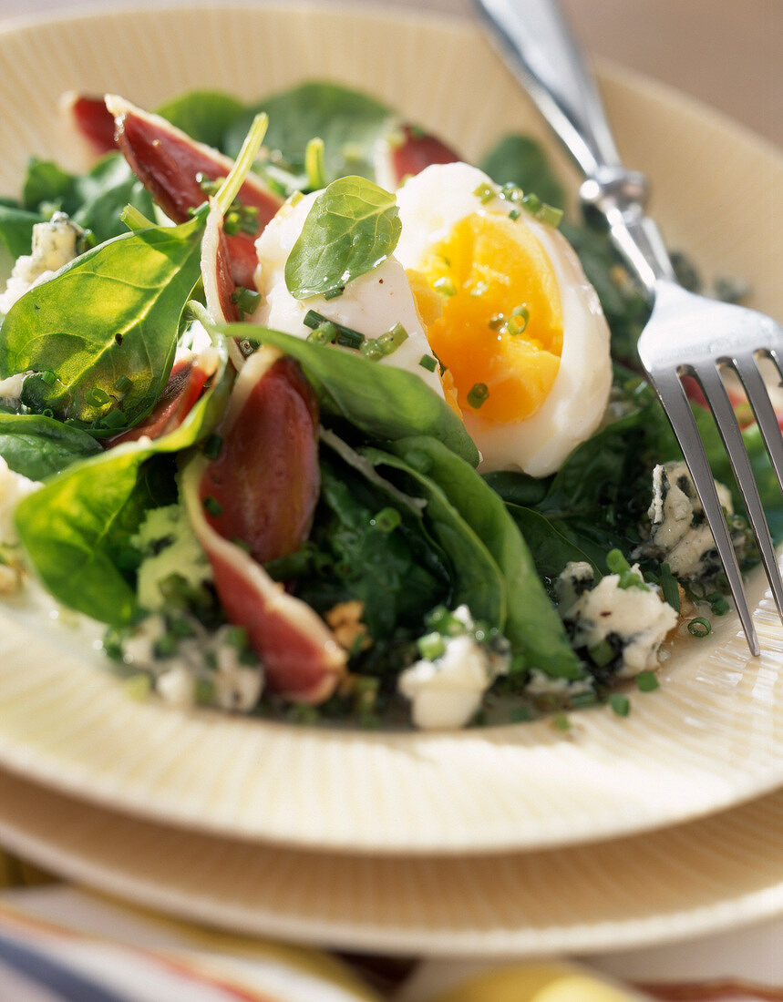 Spinatsalat mit weich gekochtem Ei, geräucherter Entenbrust und Roquefort