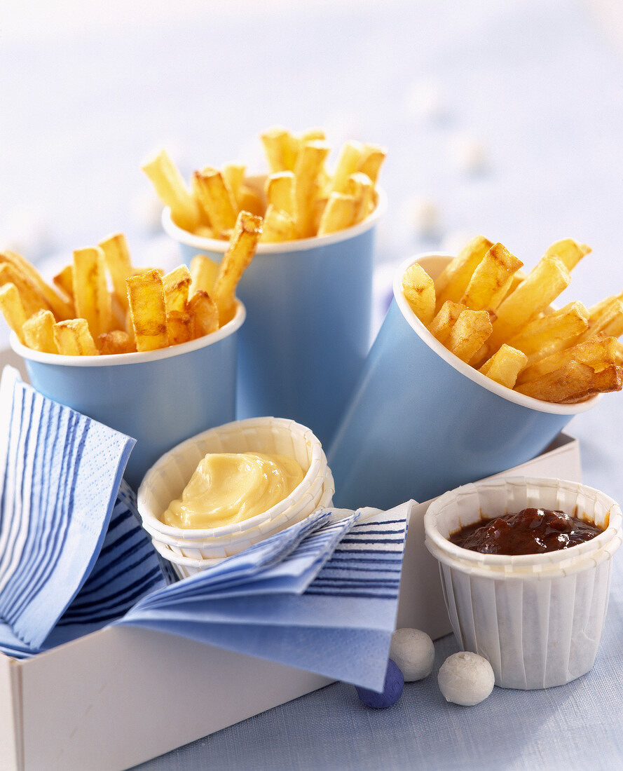 Pommes frites in Bechern mit zwei Dips