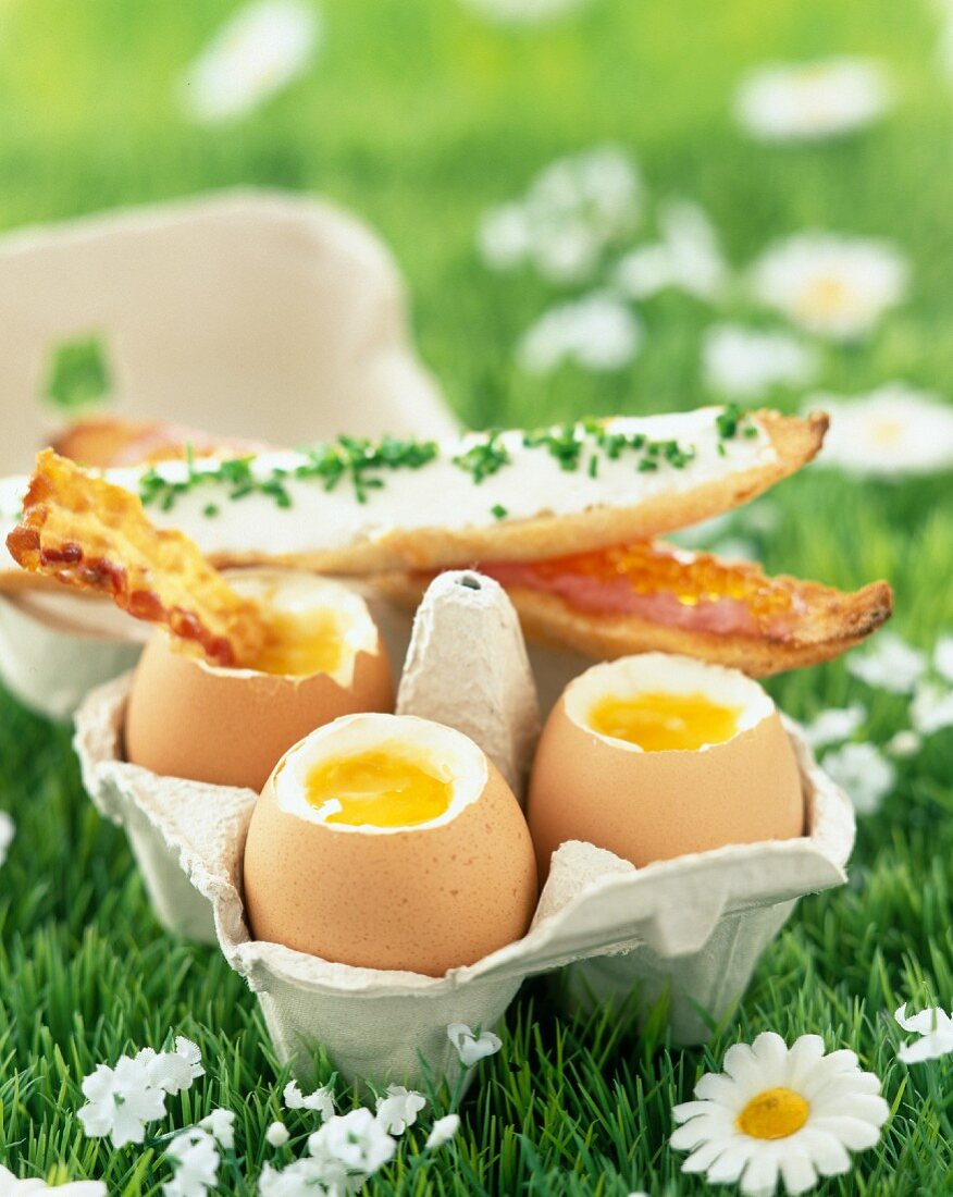 Weichgekochte Eier mit Überraschungs-Brotsticks