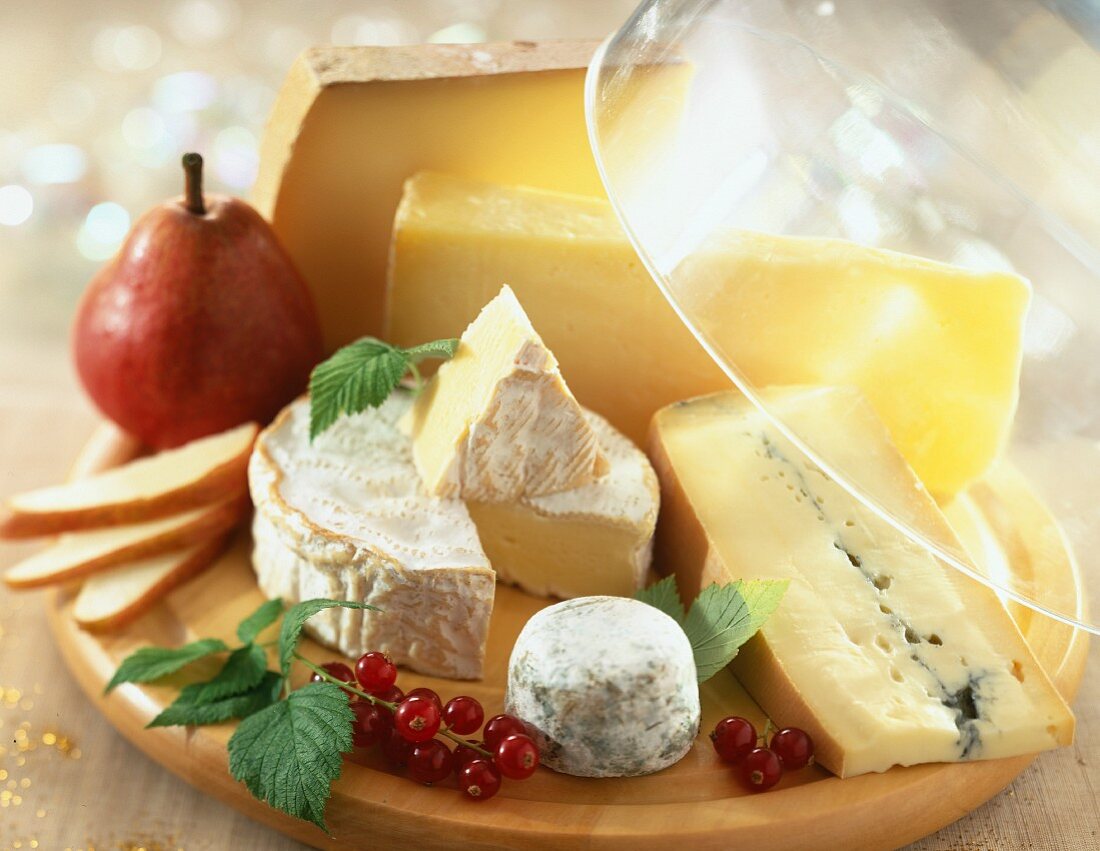 Festliche Käseplatte mit Obst