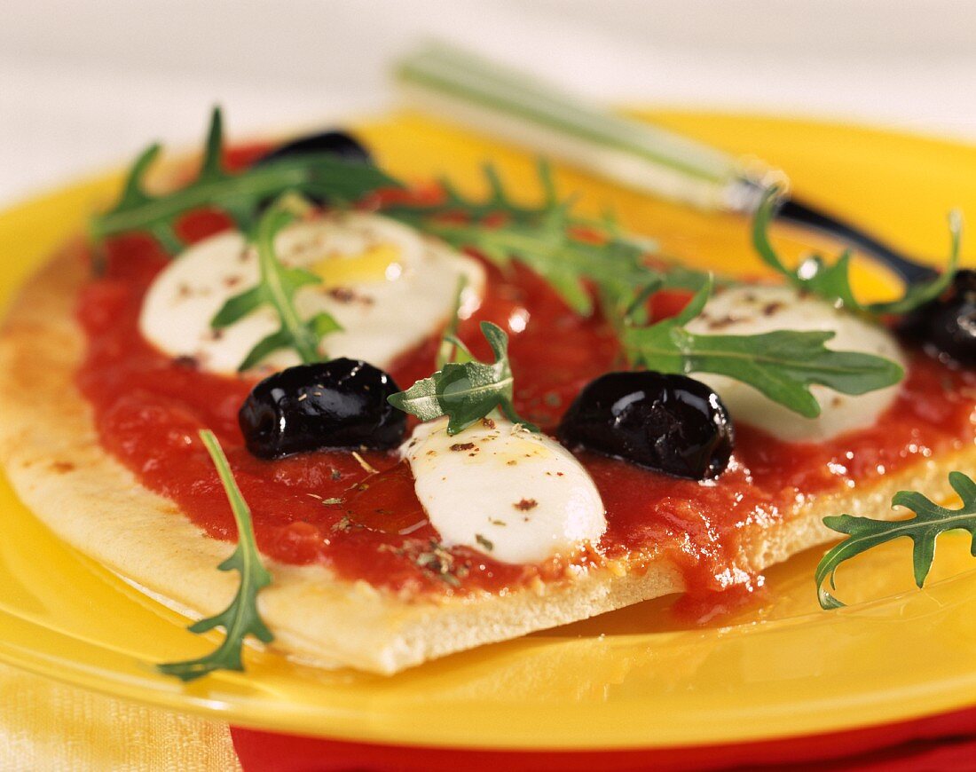 Pizza mit Tomate und Oliven