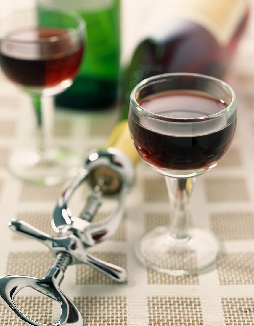 Zwei Gläser Rotwein und Korkenzieher